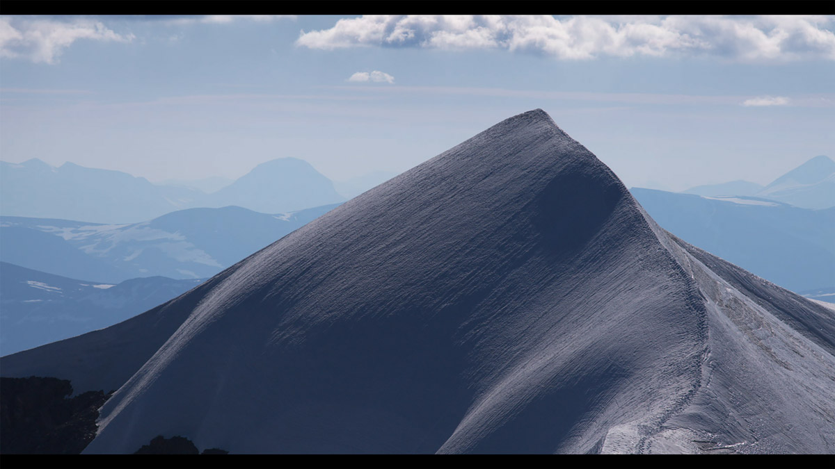Ur Hanna Ljunghs videoverk I am mountain, to measure impermanence från 2015.