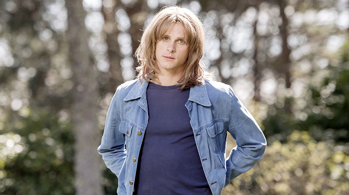 Adam Pålsson spelar huvudrollen i filmen om Ted Gärdestad. Regisserar gör Hannes Holm.