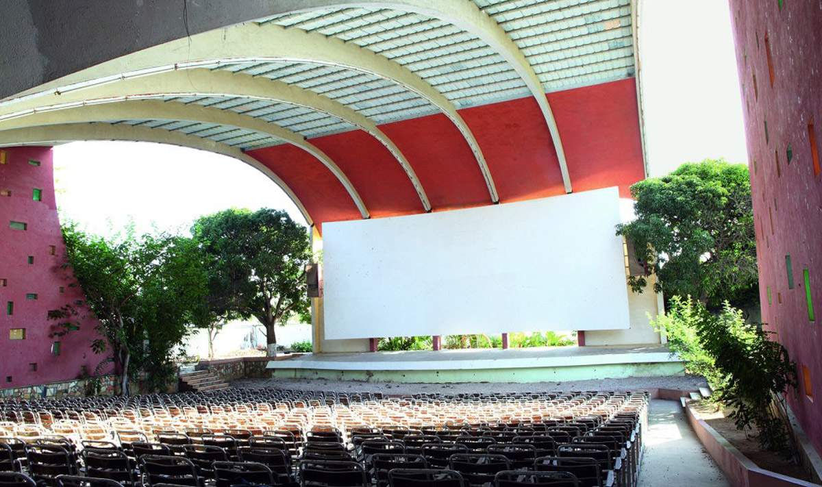 The Cine Impala är en utomhusbio för 600 åskådare i Namibe, Angola.
