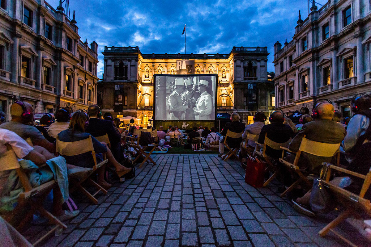 Nomad cinema visar film vid Royal academy i London.