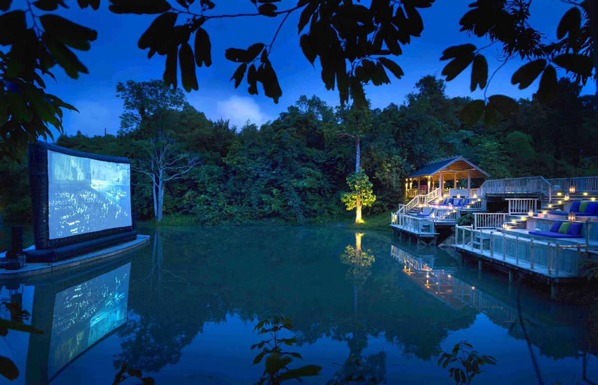 Lyxutomhusbio på Cinema Paradiso på Soneva Kiri i Thailand.