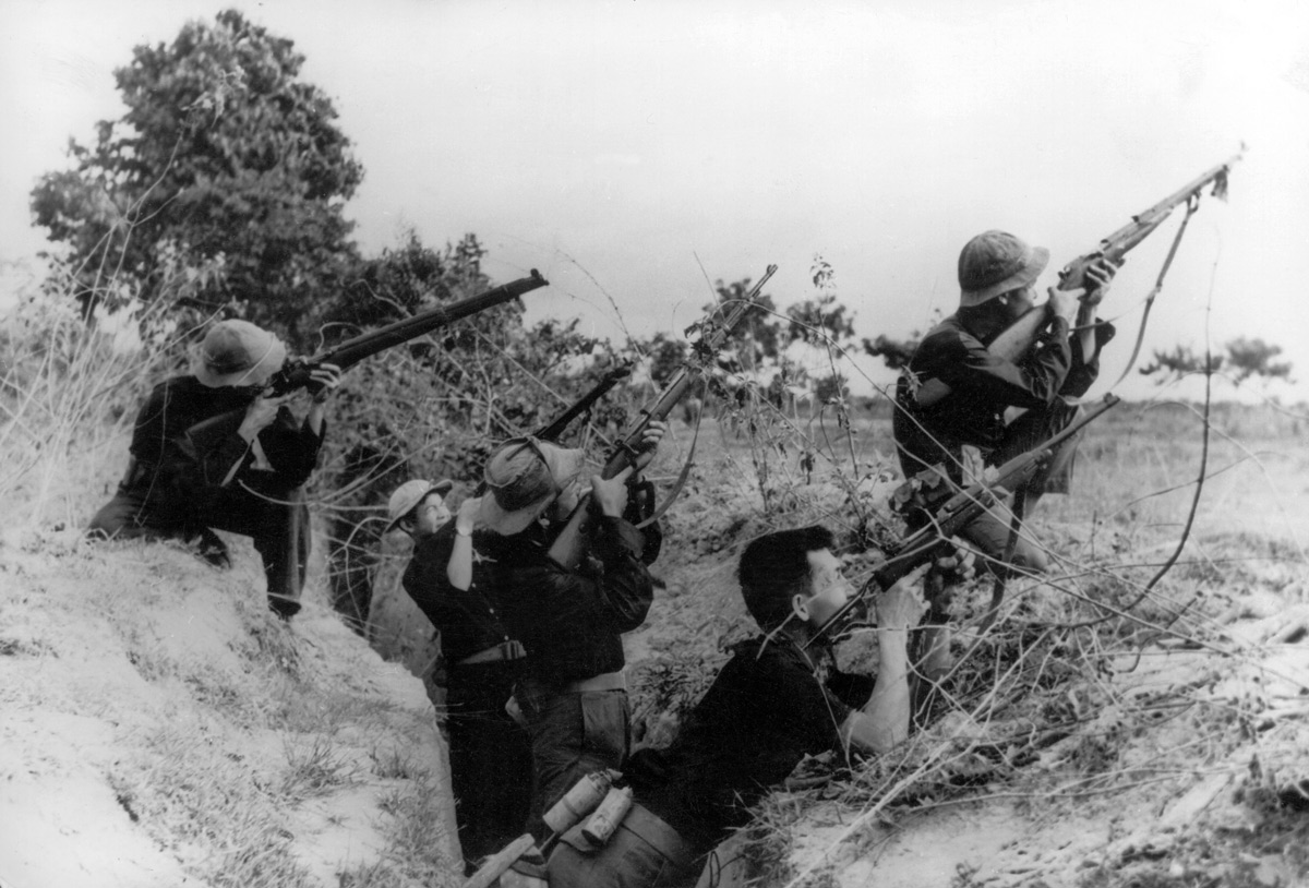 Vietnamsoldater som genomgår militär utbildning. Bild ur Maj 68.