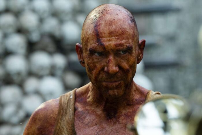 Ralph Fiennes som Dr Ian Kelson i28 years later (2025)