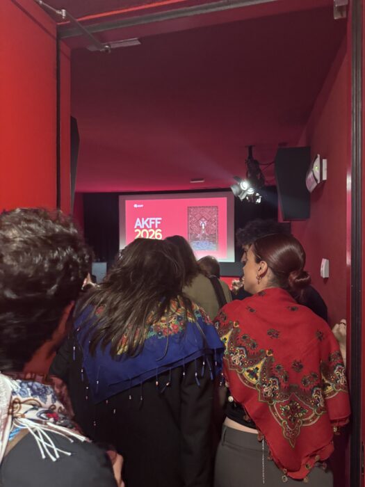 Publiken på väg in till slutceremonin